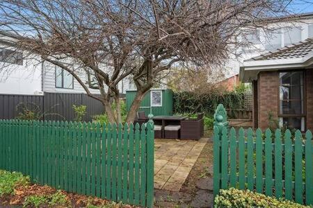 Sandy Bay Cozy Cottage Close To CBD - Holiday Adelaide 3