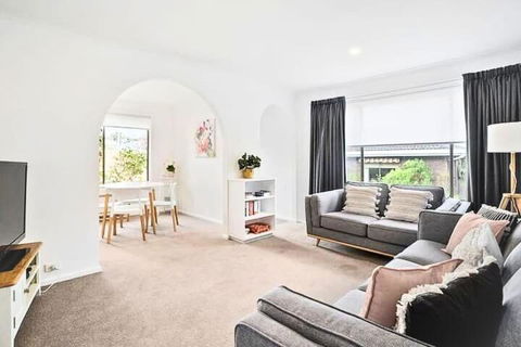 Sandy Bay Cozy Cottage Close To CBD - Holiday Adelaide 0
