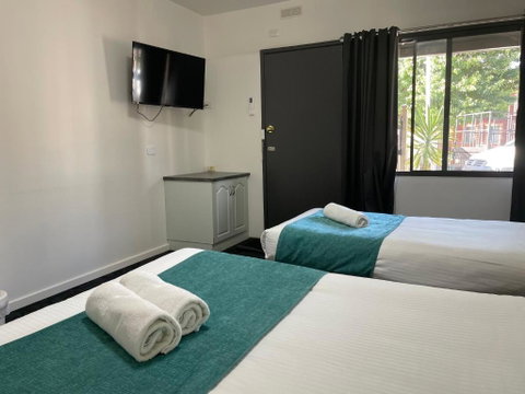 SHEPPARTON MOTOR INN Tudor House Motel - Holiday Adelaide 2