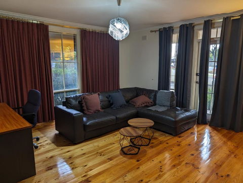 Spacious, Modern & Stylish Vacation Home - Holiday Adelaide 1