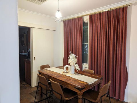 Spacious, Modern & Stylish Vacation Home - Holiday Adelaide 3