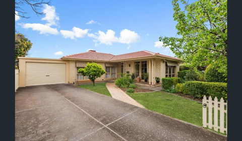 Spacious, Modern & Stylish Vacation Home - Holiday Adelaide 0