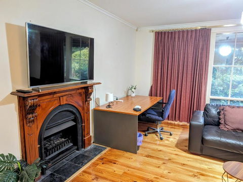 Spacious, Modern & Stylish Vacation Home - Holiday Adelaide 2