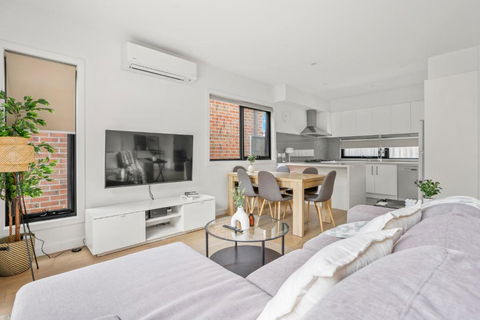 StayAU Modern 4-bedroom TH Bayswater - Holiday Adelaide 1