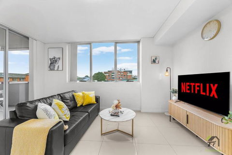 Sunshine Home In Canterbury Near To Campsie - Holiday Adelaide 0