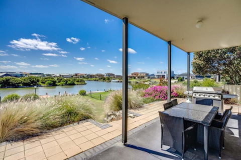T2 12 Wentworth Pde Hindmarsh Island - No Linen Included - Holiday Adelaide 1