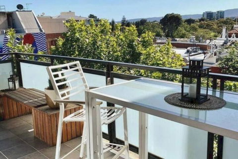 The East Ender 1BR Balcony City View - Holiday Adelaide 2