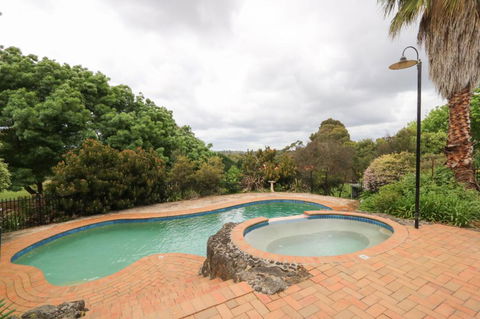 Beautiful Resort Retreat Villa In The Yarra Valley - Entertainer's Delight - Holiday Adelaide 3