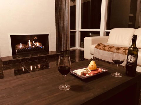 Beautiful Resort Retreat Villa In The Yarra Valley - Entertainer's Delight - Holiday Adelaide 1