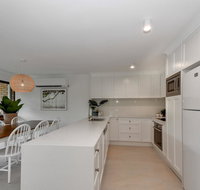 BEAUTIFULLY RENOVATED OCEANSIDE APARTMENT - Holiday Adelaide