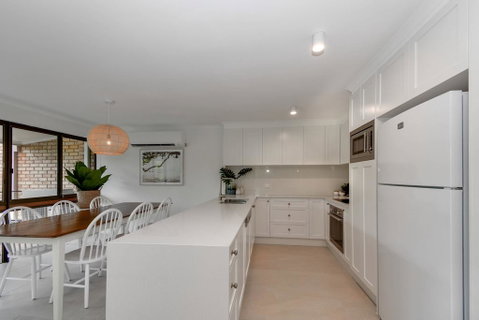 BEAUTIFULLY RENOVATED OCEANSIDE APARTMENT - Holiday Adelaide 0