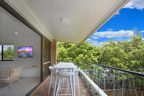 BEAUTIFULLY RENOVATED OCEANSIDE APARTMENT - Holiday Adelaide 1