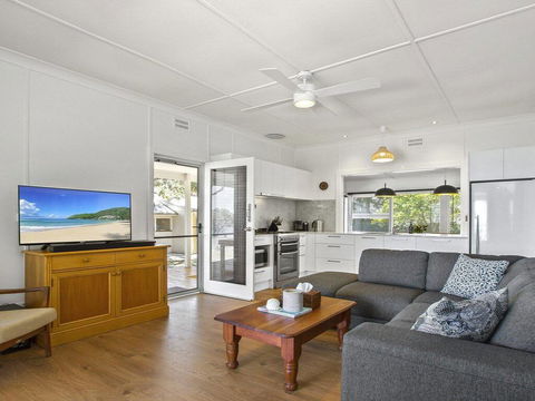 Bellevue - Overlooking Serene Lake Woolumboola - Holiday Adelaide 3