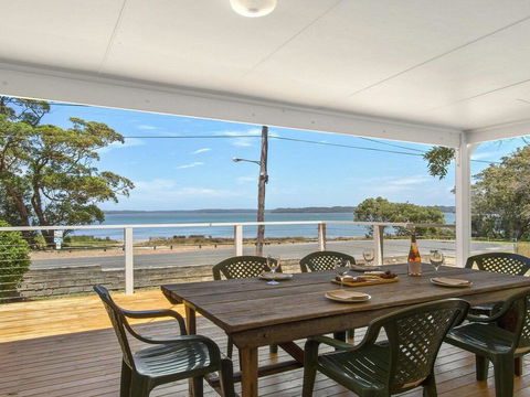 Bellevue - Overlooking Serene Lake Woolumboola - Holiday Adelaide 0
