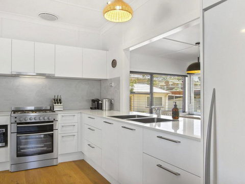 Bellevue - Overlooking Serene Lake Woolumboola - Holiday Adelaide 1