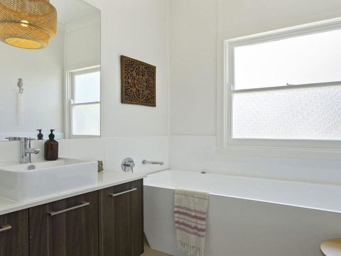 Bellevue - Overlooking Serene Lake Woolumboola - Holiday Adelaide 2