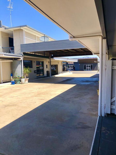 Biloela Centre Motel & Steakhouse Restaurant - Holiday Adelaide 3