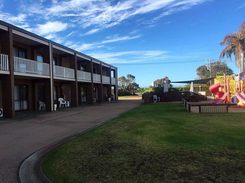 Black Swan Motor Inn - Holiday Adelaide 2