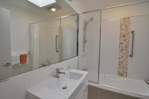 Bluedock Apartments - Holiday Adelaide 1