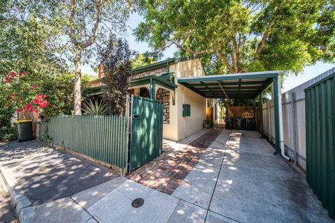 The Spotted Cow,city Fringe,pet Friendly-Free Wine - Holiday Adelaide 1