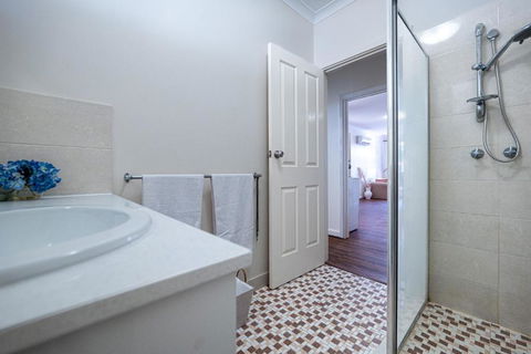 Warmth House Nr Airport 2rooms 5beds Yard N Parking - Holiday Adelaide 3