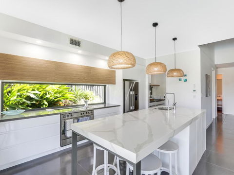WATERFRONT HOME BORDERING MOOLOOLABA - Holiday Adelaide 3
