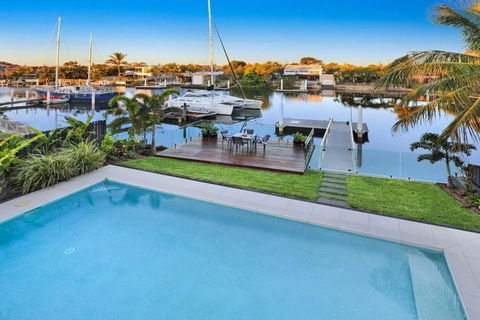 WATERFRONT HOME BORDERING MOOLOOLABA - Holiday Adelaide 1