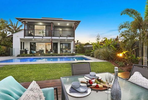 WATERFRONT HOME BORDERING MOOLOOLABA - Holiday Adelaide 0
