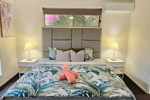 Relaxing Hamptons Style Home In Forest Lake - Holiday Adelaide 0