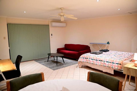 Spacious Studio In AliceSprings QueenBed+KSAirbed - Holiday Adelaide 1