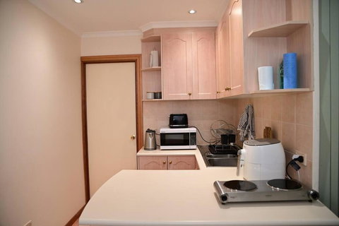 Spacious Studio In AliceSprings QueenBed+KSAirbed - Holiday Adelaide 2