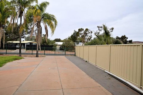 Spacious Studio In AliceSprings QueenBed+KSAirbed - Holiday Adelaide 3