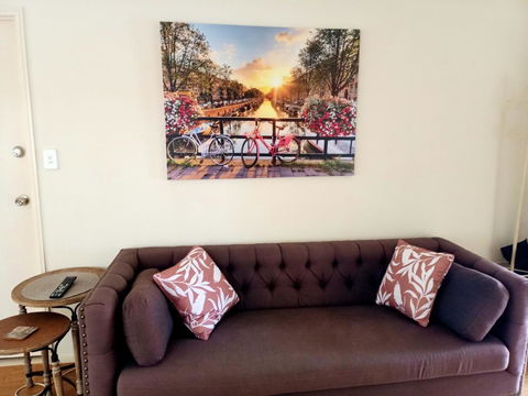 Tingalpa Townhouse Treat - Holiday Adelaide 2