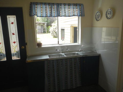 Yarram Cottage: Art And Accommodation - Holiday Adelaide 2