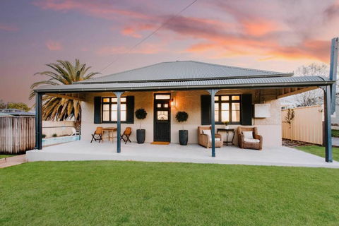 Yarranvale On Gladstone - A Gorgeous Country Abode - Holiday Adelaide 1