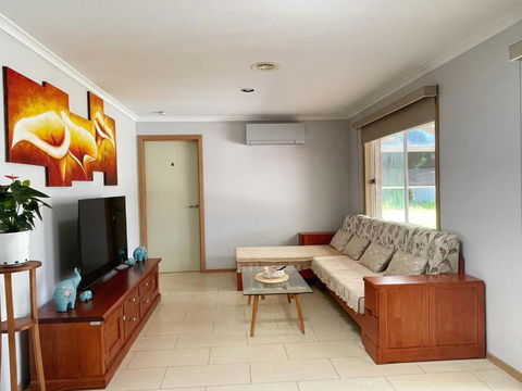 YF Home Sweet Home - Holiday Adelaide 1