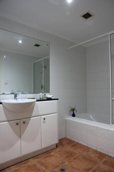Zen Bridgeport - Waterfront - Balcony Dining - Pool - Holiday Adelaide 2