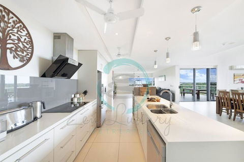 ZEN LUXURY: 2-Story 4-BR Penthouse In Darwin City With Mindal Markets & Harbour Views - Holiday Adelaide 0