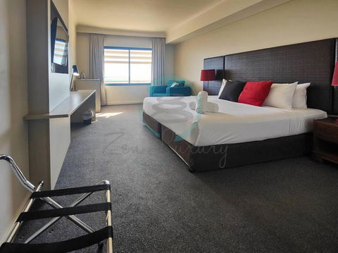 ZEN88 ESPLANADE: Hotel Suite W/ Ocean/Sunset Views - Holiday Adelaide 1