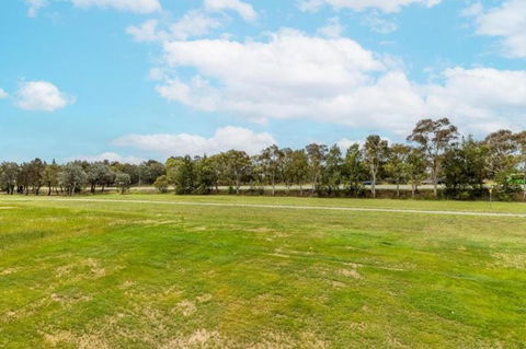 ZMITH Apartment - BROOKE, - Near AIS, GIO Stadium, UC, & Nth - Canberra Hospital - Holiday Adelaide 3