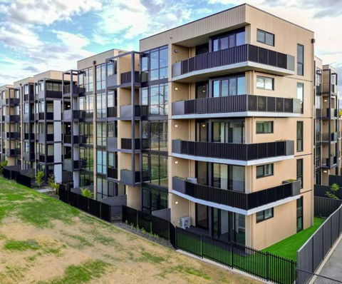 ZMITH Apartment - BROOKE, - Near AIS, GIO Stadium, UC, & Nth - Canberra Hospital - Holiday Adelaide 2