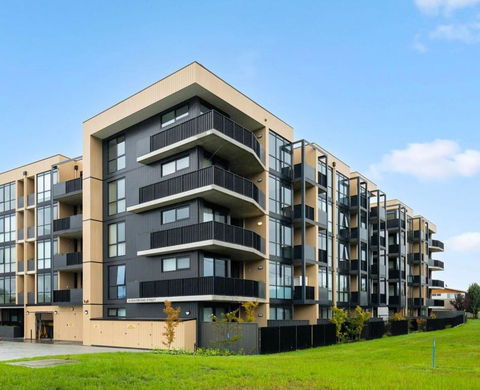 ZMITH Apartment - BROOKE, - Near AIS, GIO Stadium, UC, & Nth - Canberra Hospital - Holiday Adelaide 1
