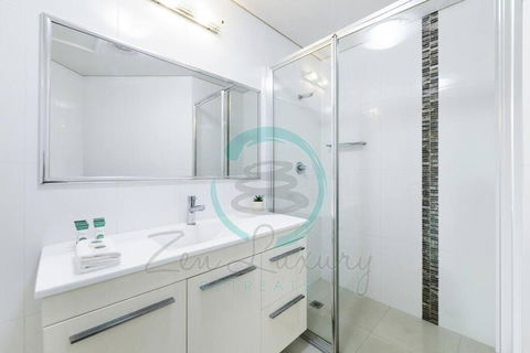 Zen On Stuart: 3-BR Penthouse Pad + Pool + BBQ - Holiday Adelaide 2