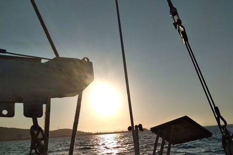 Townsville Small Group Early Morning Sailing Cruise Boat Tour Charter Hire - Holiday Adelaide 5