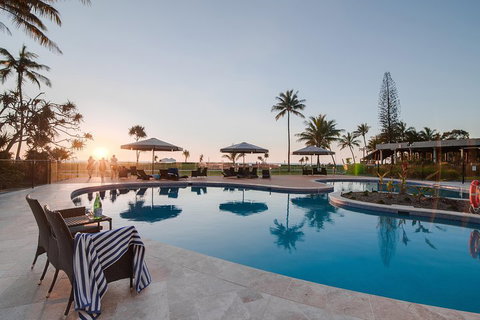 Tangalooma Island Resort Whale Watching Day Cruise With Dolphin Feeding - Holiday Adelaide 4